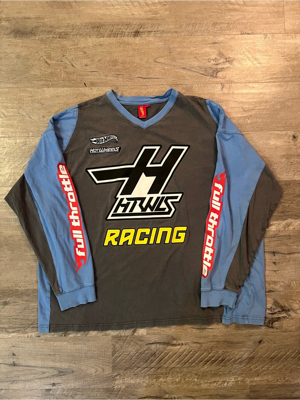 Hot Wheels Racing Long Sleeve Graphic T-Shirt Gray Blue V Neck Embroidered XL